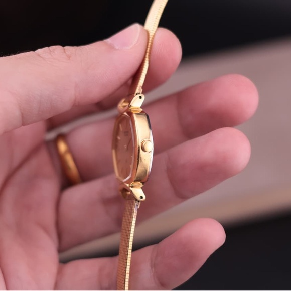 Vintage 1980 Seiko Octagon 2320-5680 Women’s Watch
Gold-Plated Mesh Bracelet - Picture 6 of 9